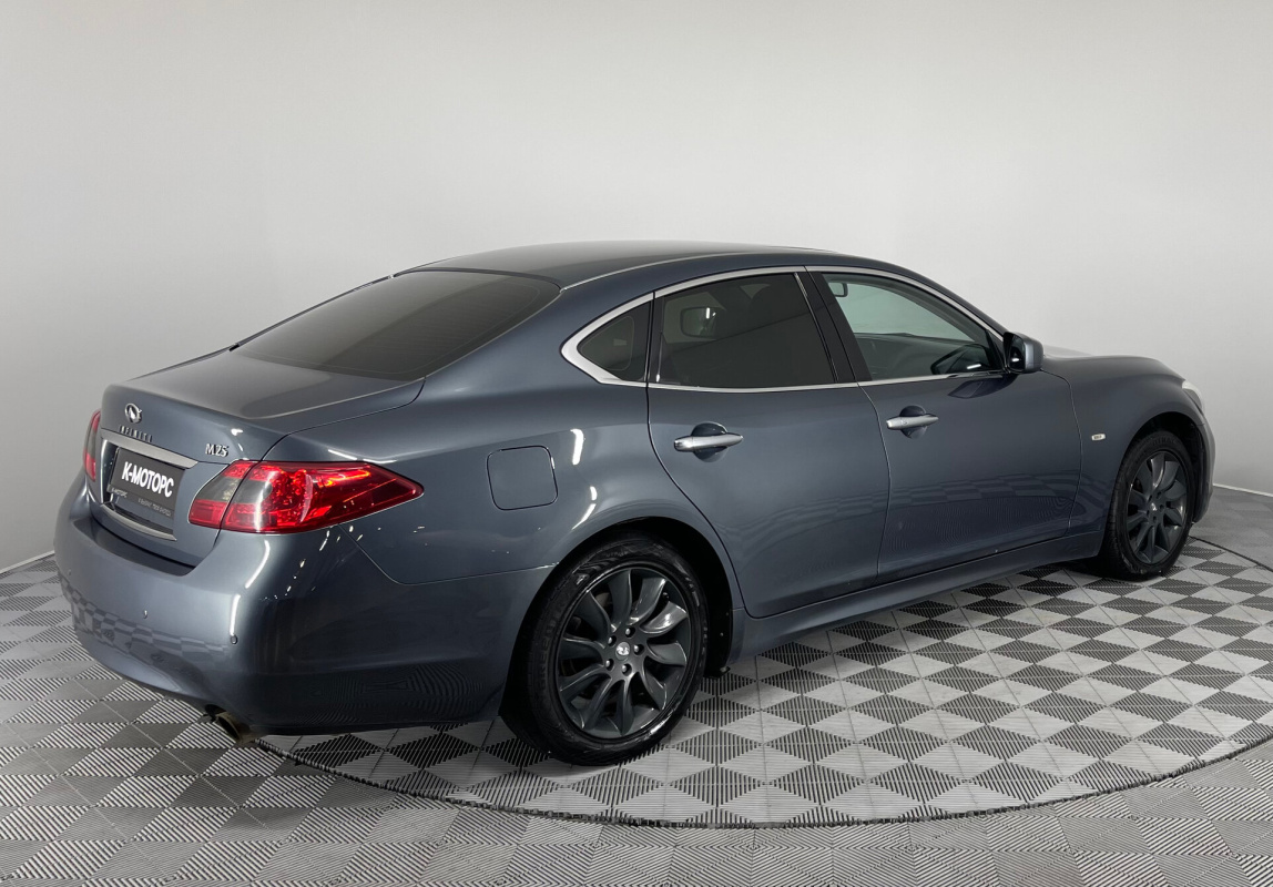 Infiniti M
