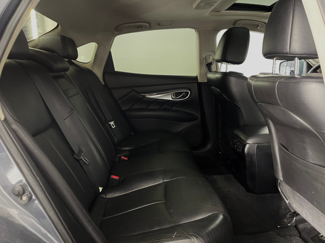Infiniti M