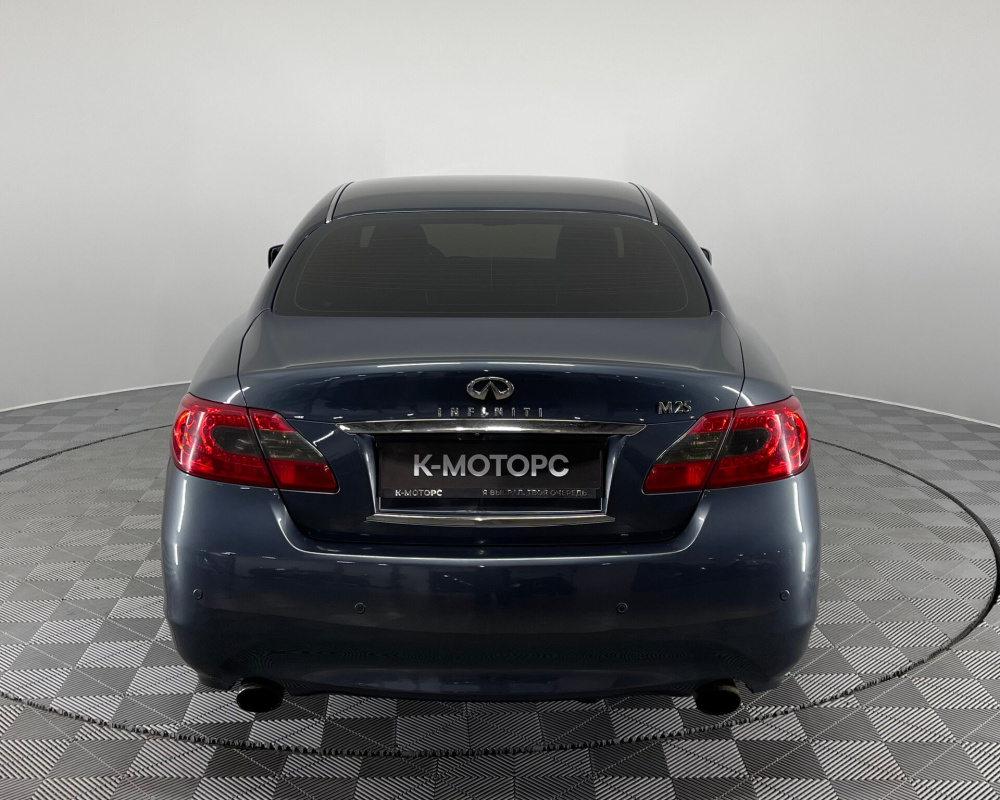 Infiniti M