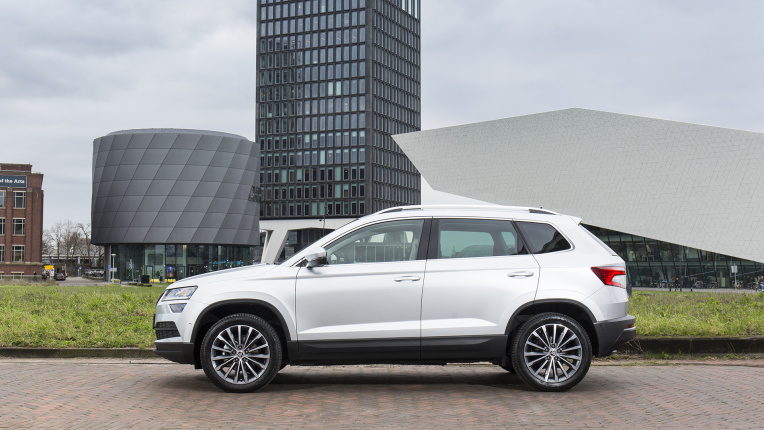 SKODA KAROQ вид сбоку