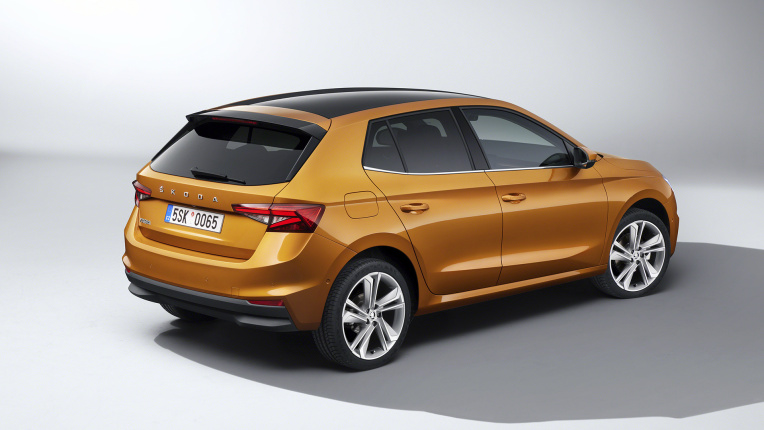 ŠKODA FABIA вид сбоку