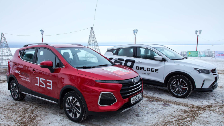 Belgee X50 и JAC JS3 на Гиперборее — в самом сердце города.