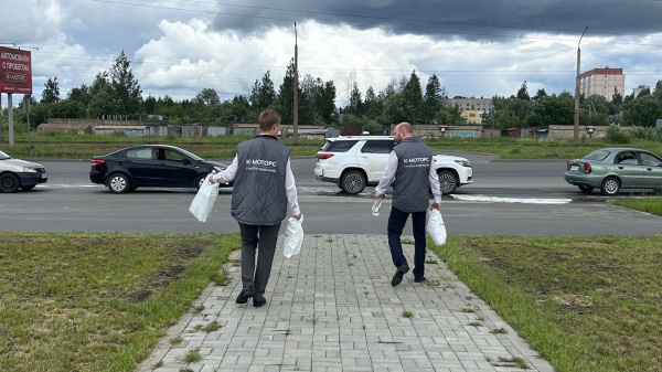 Сотрудники К-Моторс раздали воду водителям на АЗС